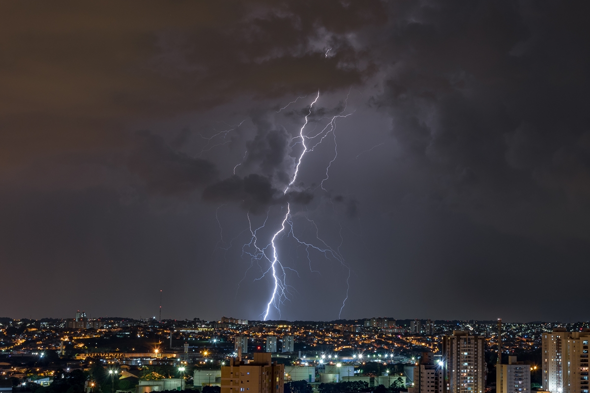 Tempestades com raios e ventos de 100 km/h afetam regiões de sc