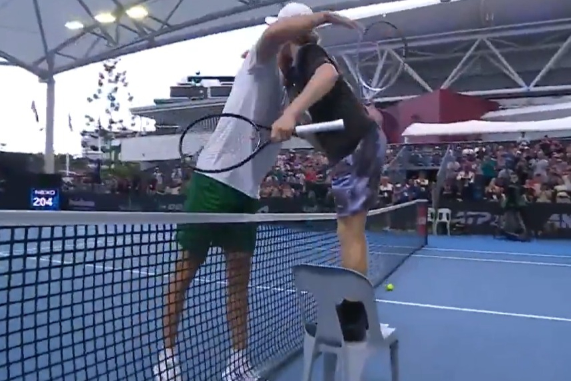 Tenista brinca com altura e abraça rival usando cadeira em Brisbane
