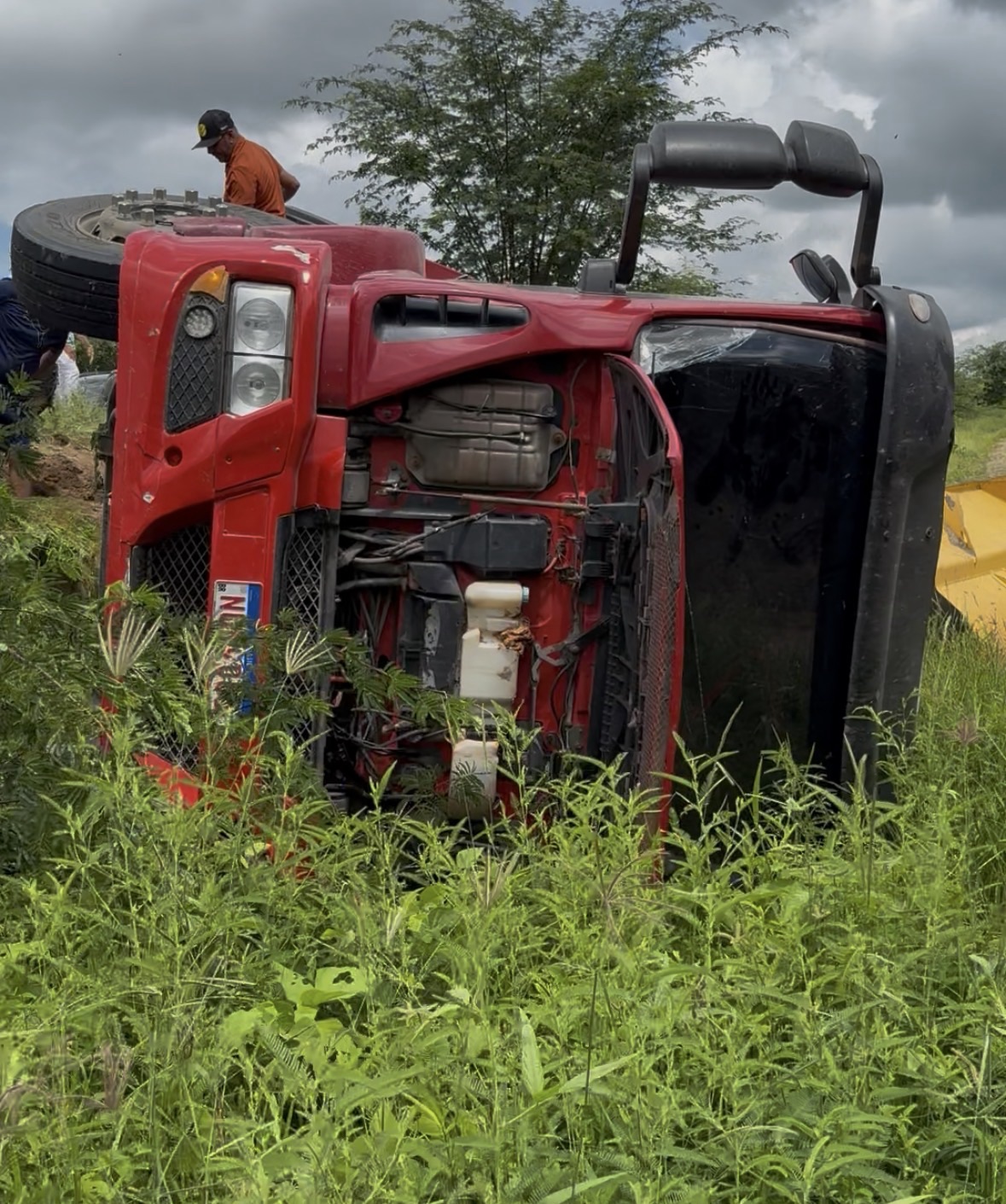 TOMBAMENTO DE CAMINHÃO EM CRATEÚS: ÚLTIMAS NOTÍCIAS E DETALHES