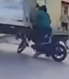 Tragédia Evitada no Ceará: Caminhão em Marcha à Ré Pega Moto