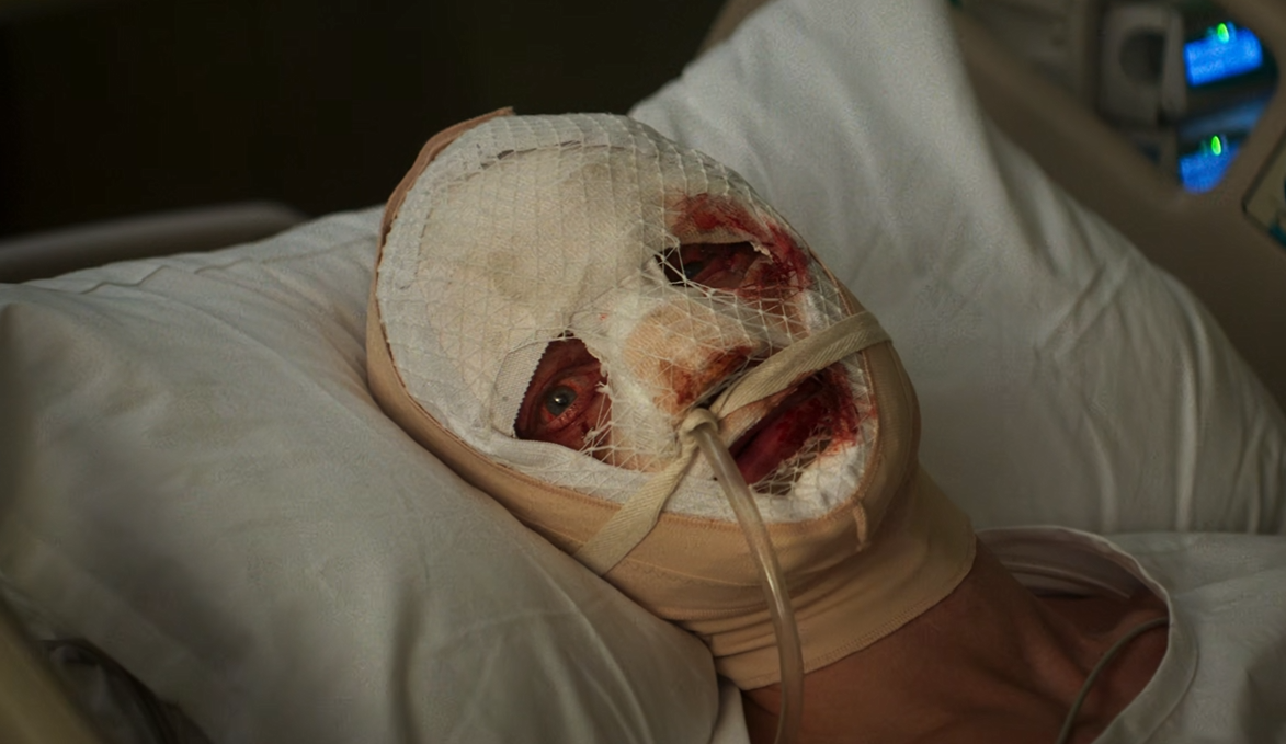 Trailer de Cara-De-Barro Revela Origem do Vilão de Batman em Filme de Terror Corporal