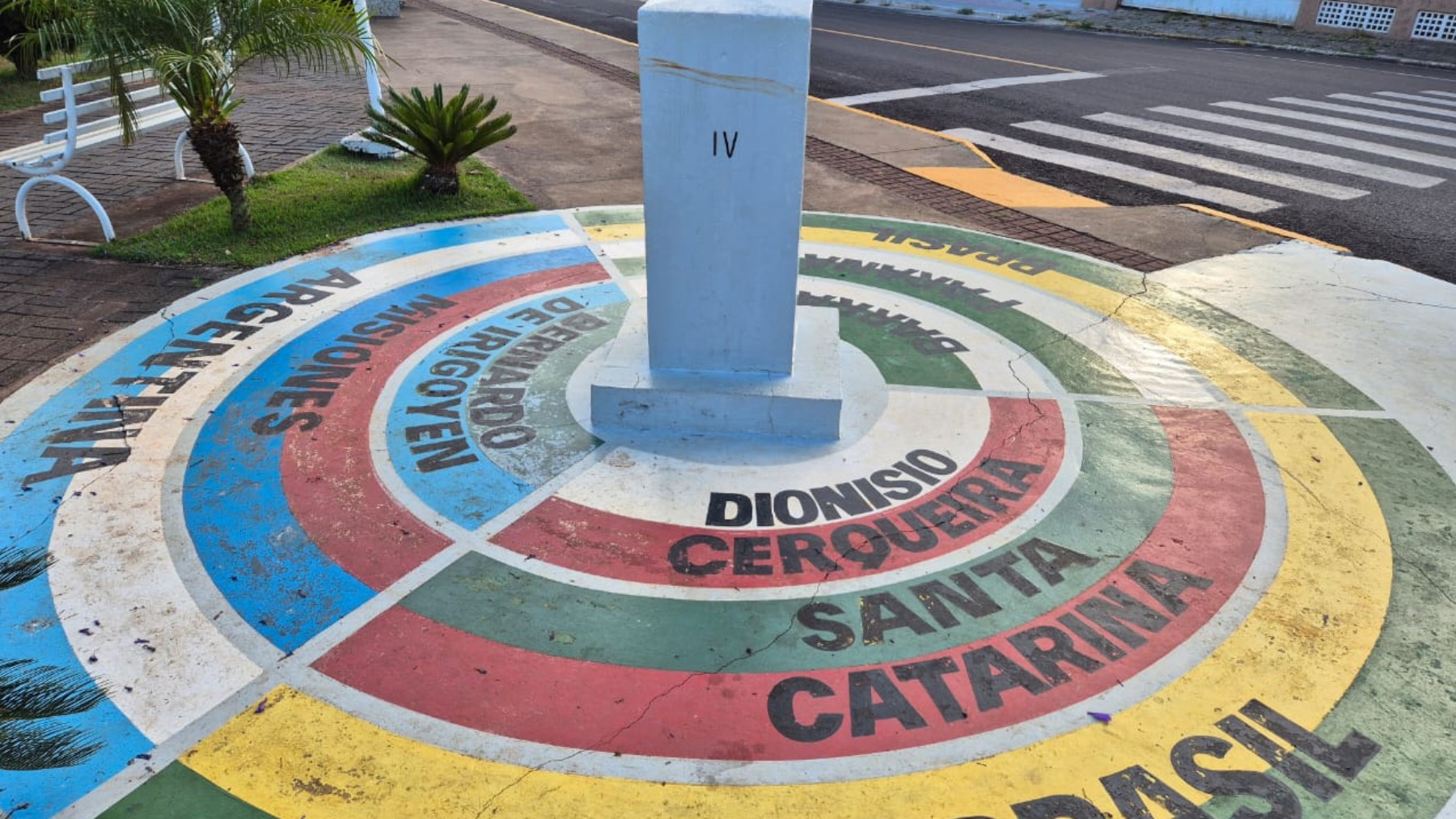 Três cidades, três estados e dois países: rua no Paraná permite cruzar fronteiras em pouco