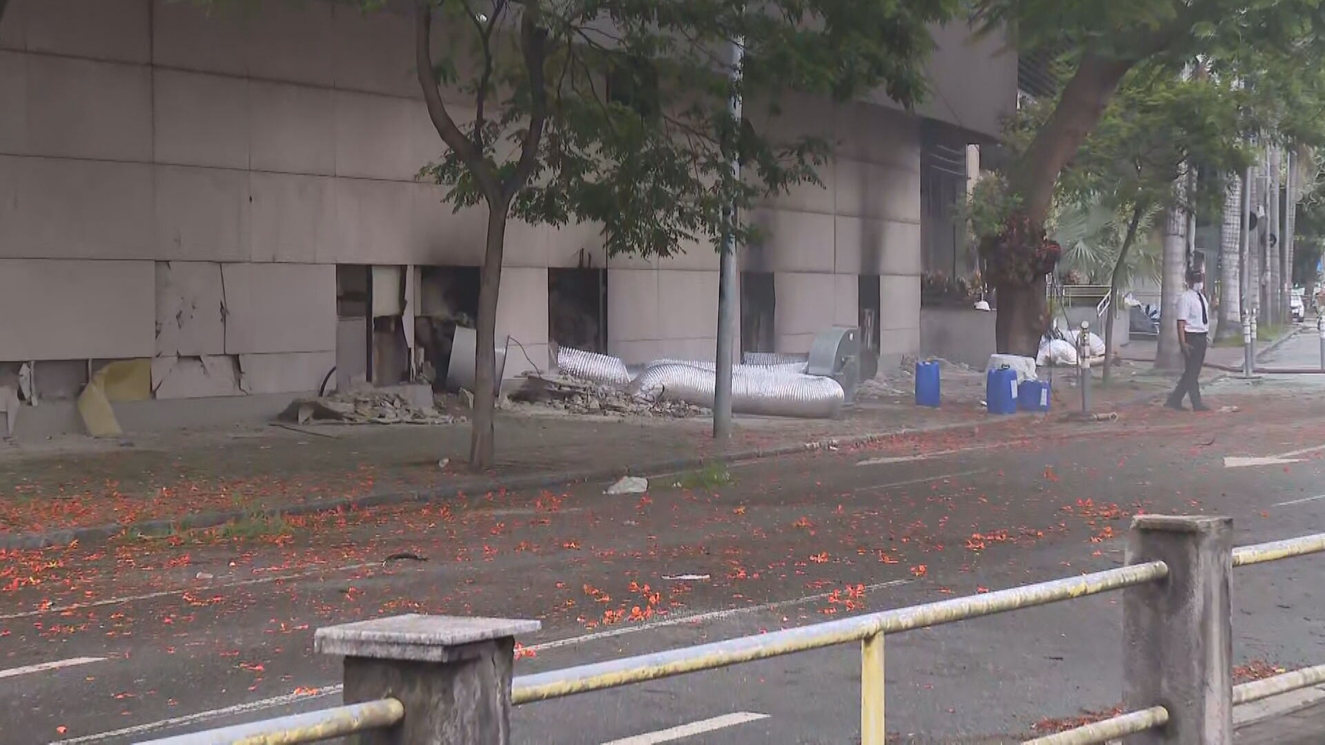 Três dias após incêndio, Defesa Civil e polícia ainda não conseguiram fazer vistoria e per