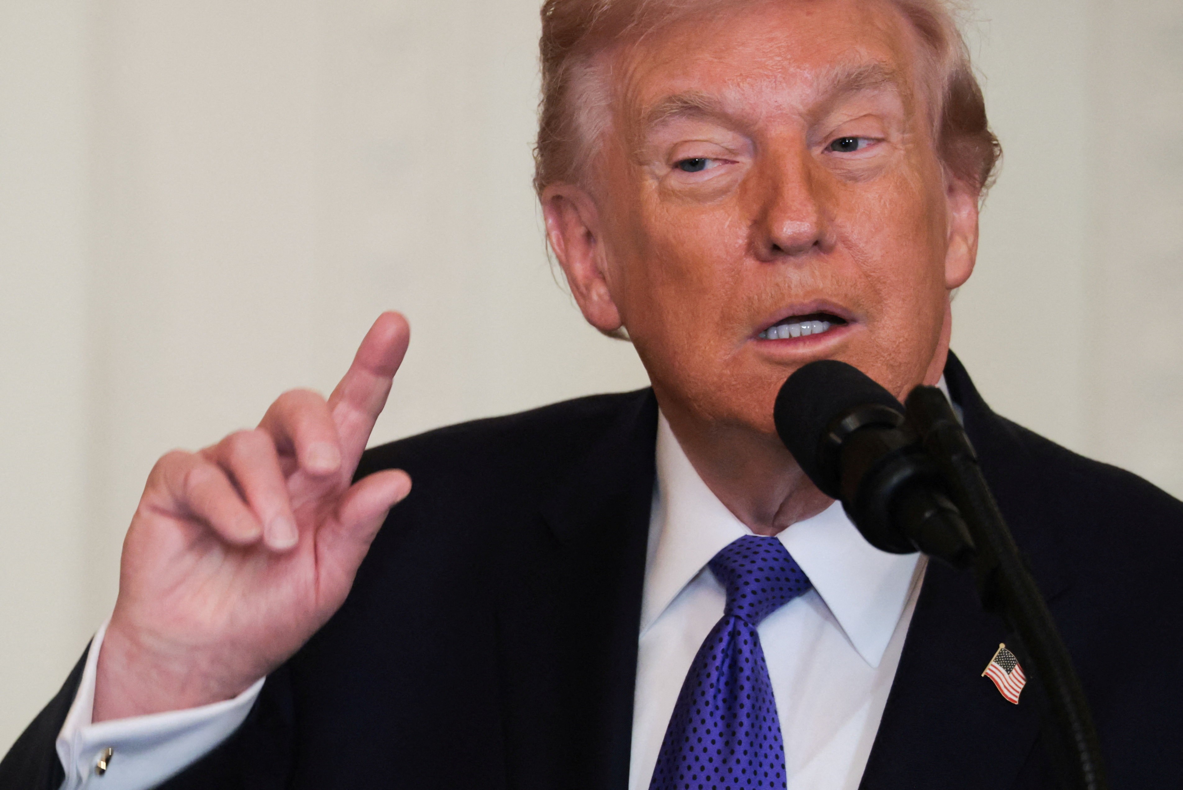 Trump anuncia que EUA vão escoltar navios no Estreito de Ormuz 'se necessário'