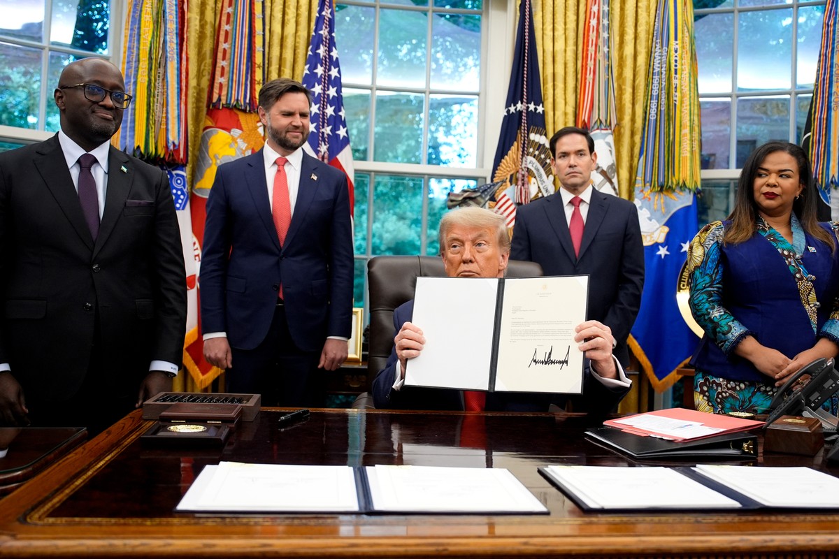 Trump assina ordem para proteger receitas vindas de venda do petróleo da Venezuela