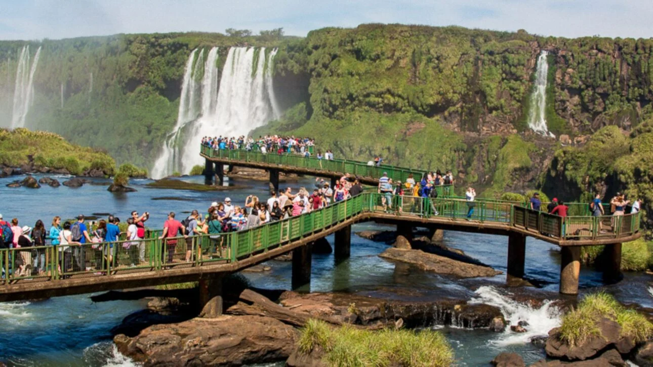 Turista Arrisca Vida em Cataratas do Iguaçu para Recuperar Celular