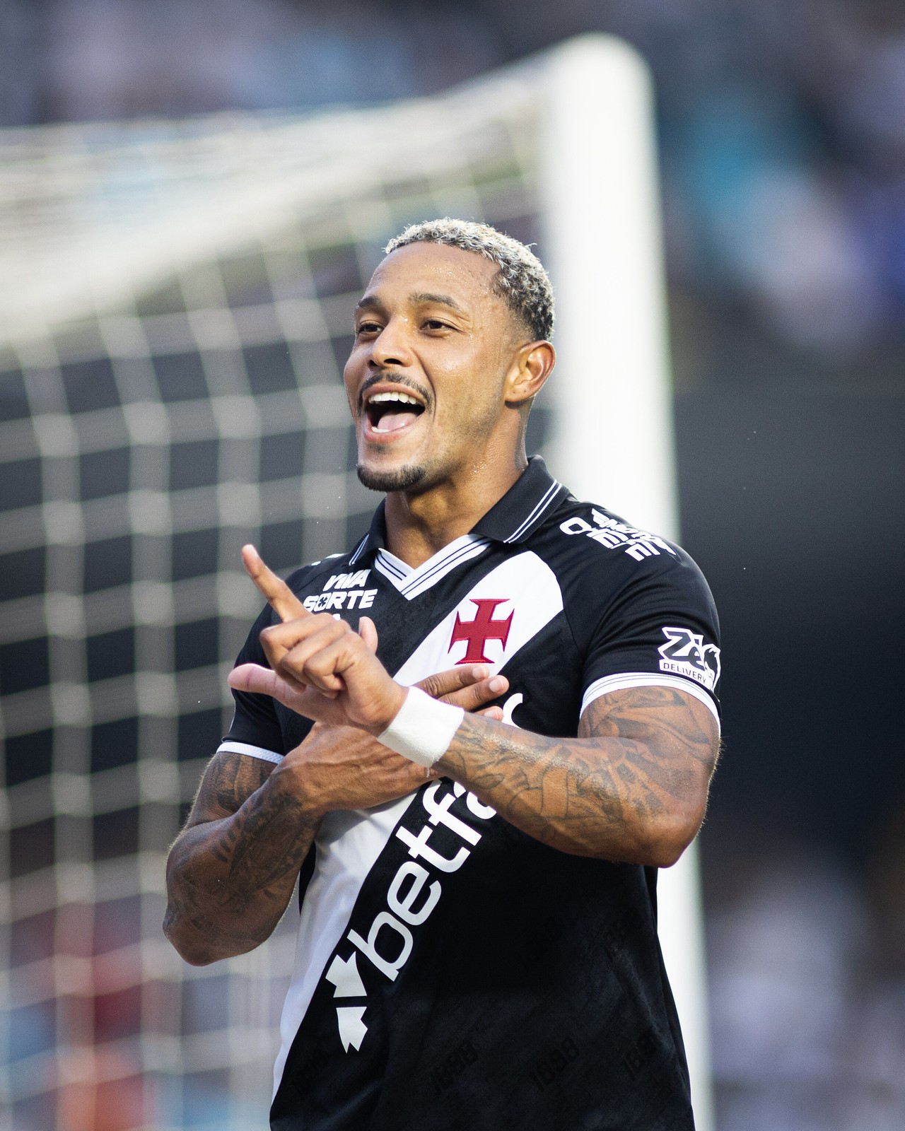 Vasco e Vitória retomam negociação por empréstimo do atacante David