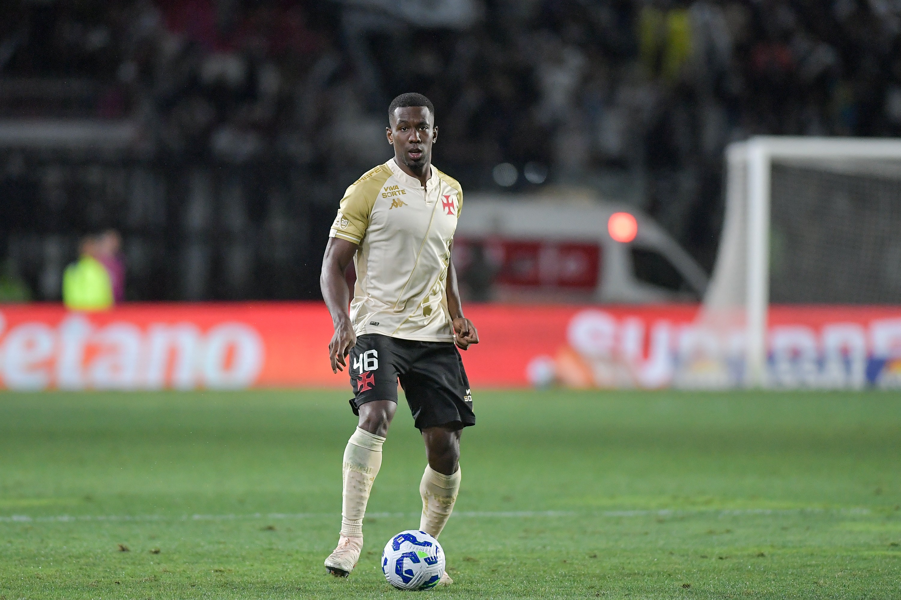 Vasco renova empréstimo de Cuesta até o fim de 2026