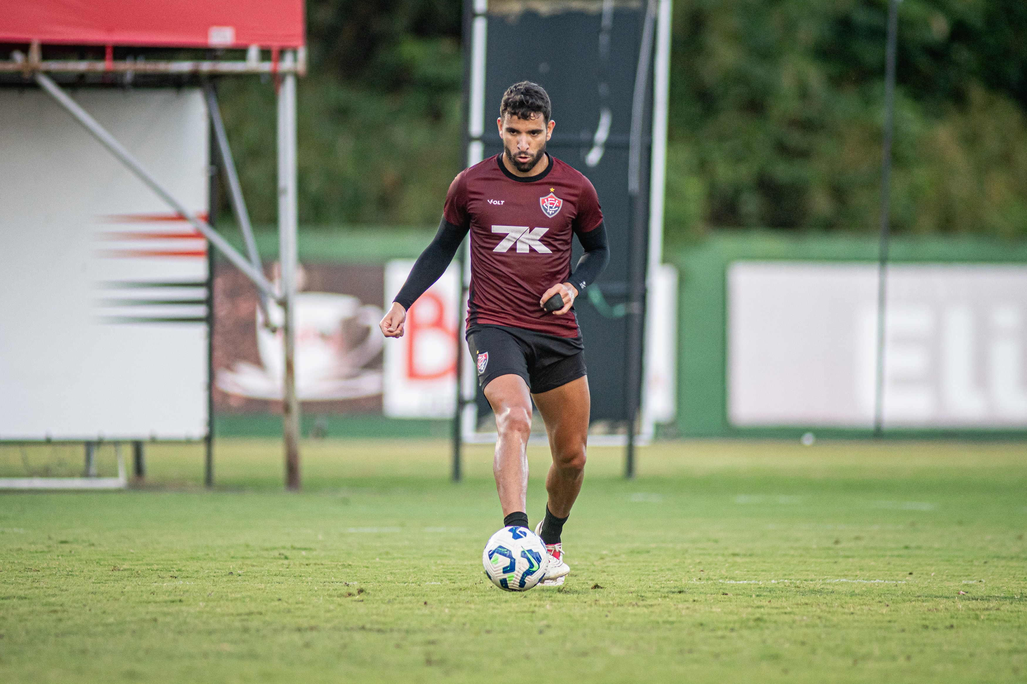 Veja como Lucas Braga e Pepê foram de contratações milionárias a fora dos planos no Vitóri