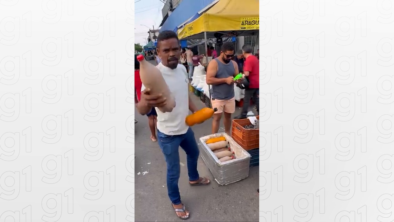 Vendedor chama atenção com jeito descontraído de vender bacaba e buriti no Tocantins: 'Voc