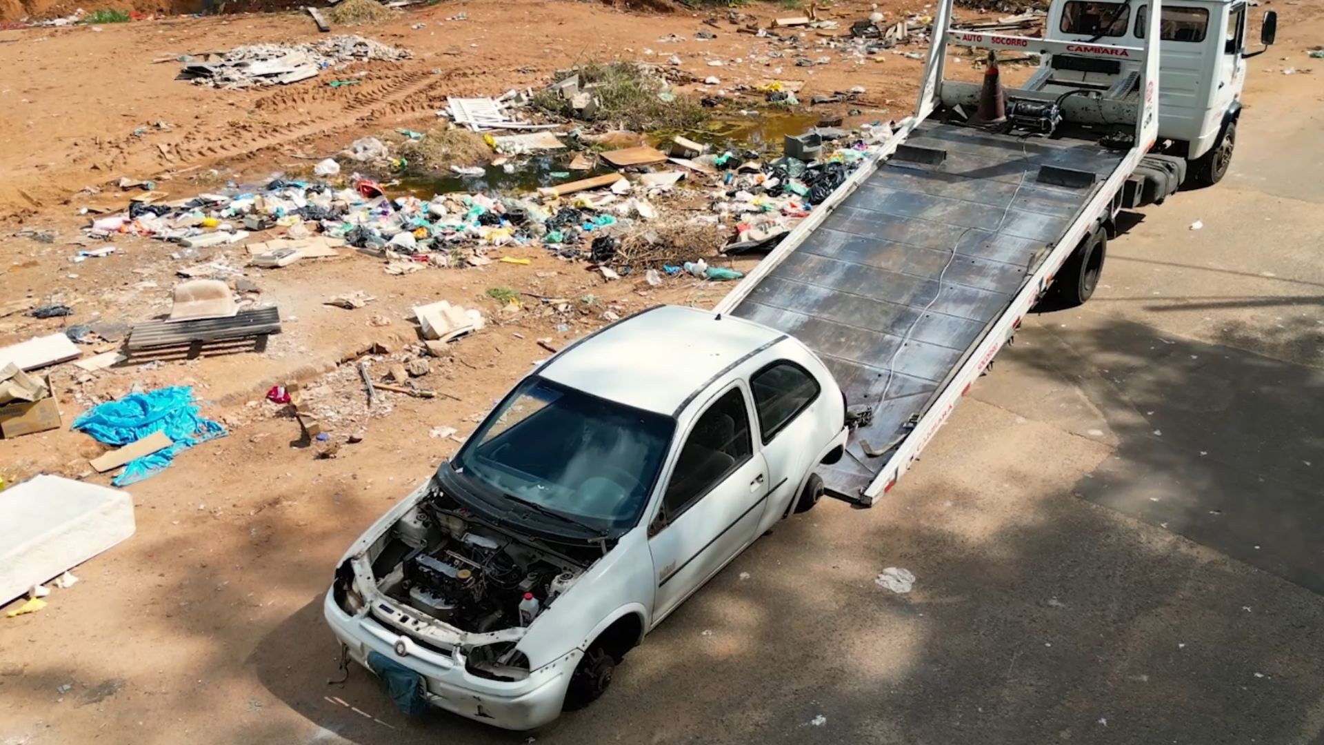 VÍDEO: carro ‘depenado’ é encontrado em área de descarte irregular de lixo no interior de 