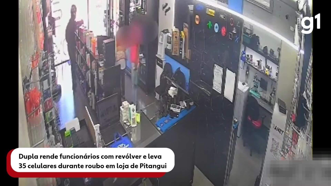 VÍDEO: Dupla rende funcionários com revólver e leva 35 celulares de loja de importados em 