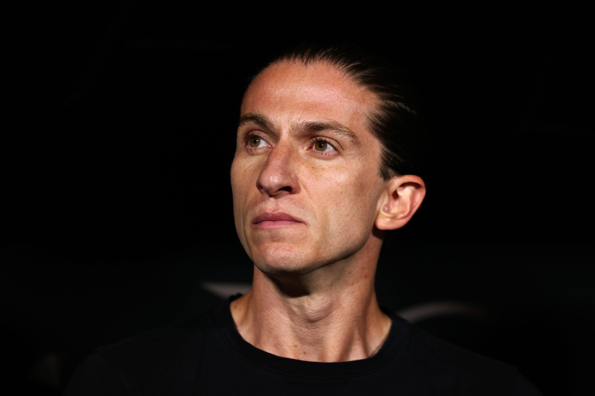 Vídeo: Filipe Luís acompanha jogo da segunda divisão espanhola