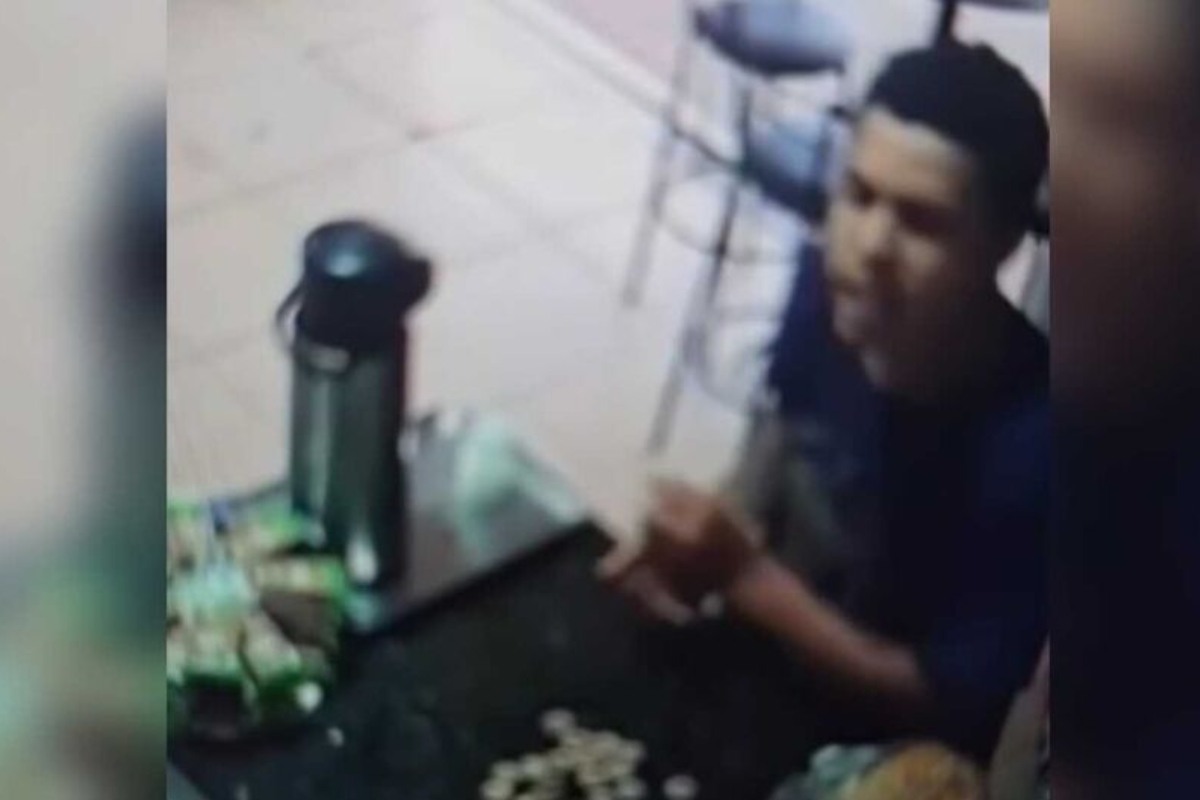 Vídeo mostra bandido rendendo funcionária ao assaltar padaria