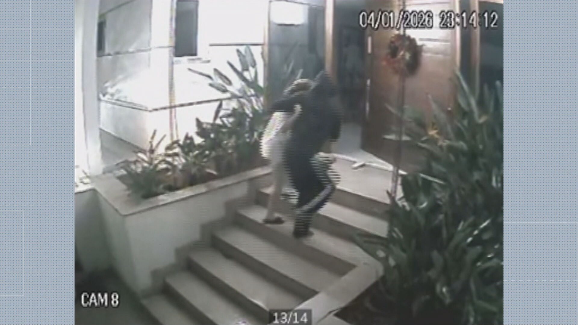Vídeo mostra criminosos aproveitando entrega de pizza para invadir casa e render moradores