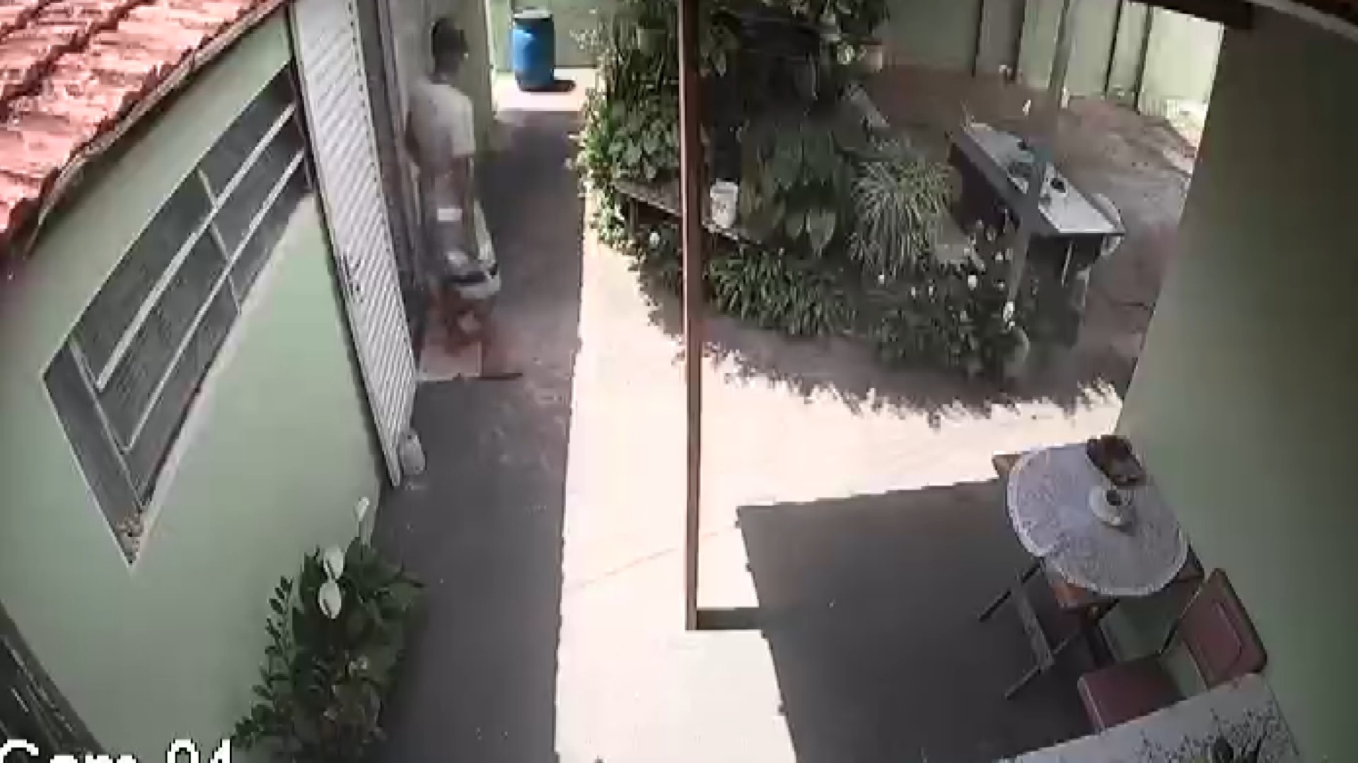 VÍDEO mostra ladrão com faca invadindo casa no interior de SP: 'dá um pânico', diz morador