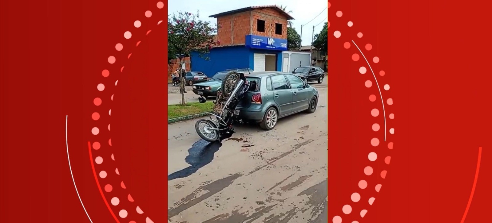 VÍDEO: moto fica presa na traseira de carro após batida em Francisco Sá