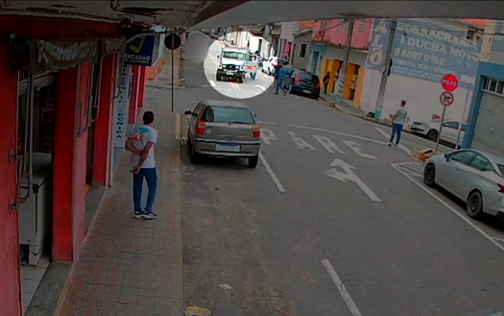 VÍDEO: Motociclista morre após ser esfaqueado em briga de trânsito no Centro de Varginha, 