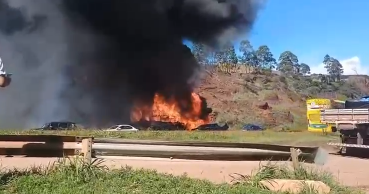 VÍDEO: ônibus de turismo transita em chamas na Rodovia Fernão Dias em MG