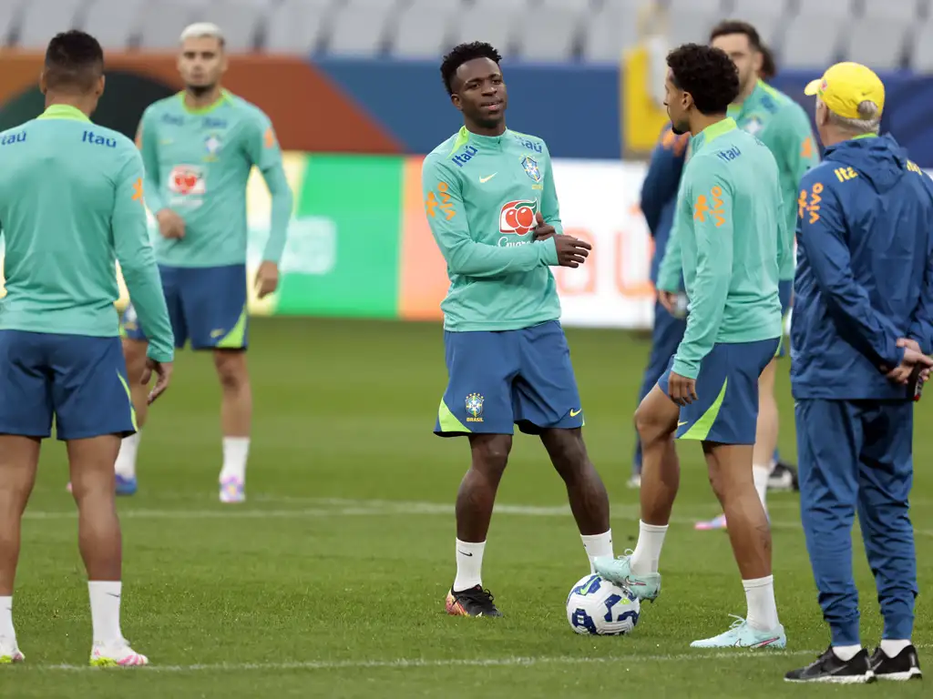 Vini Jr. Sente Dor Muscular e Deixa Treino da Seleção Brasileira
