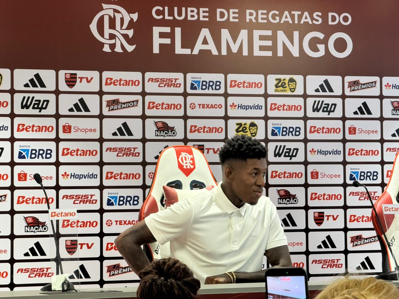 Vitão é apresentado: "A partir do momento que o Flamengo quer te contratar, é difícil pens