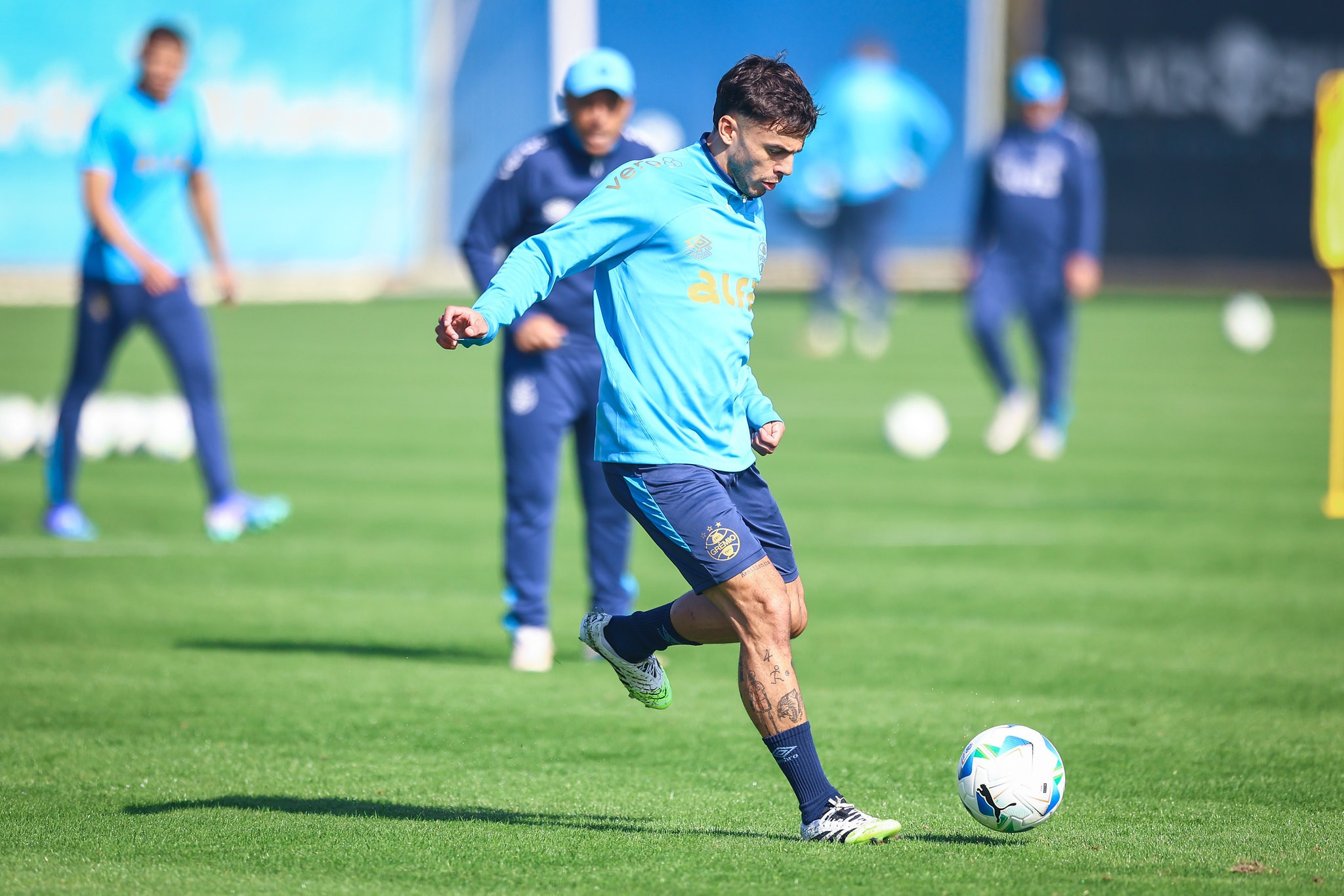 Volante "some" após lesão e falta à reapresentação do Grêmio; entenda