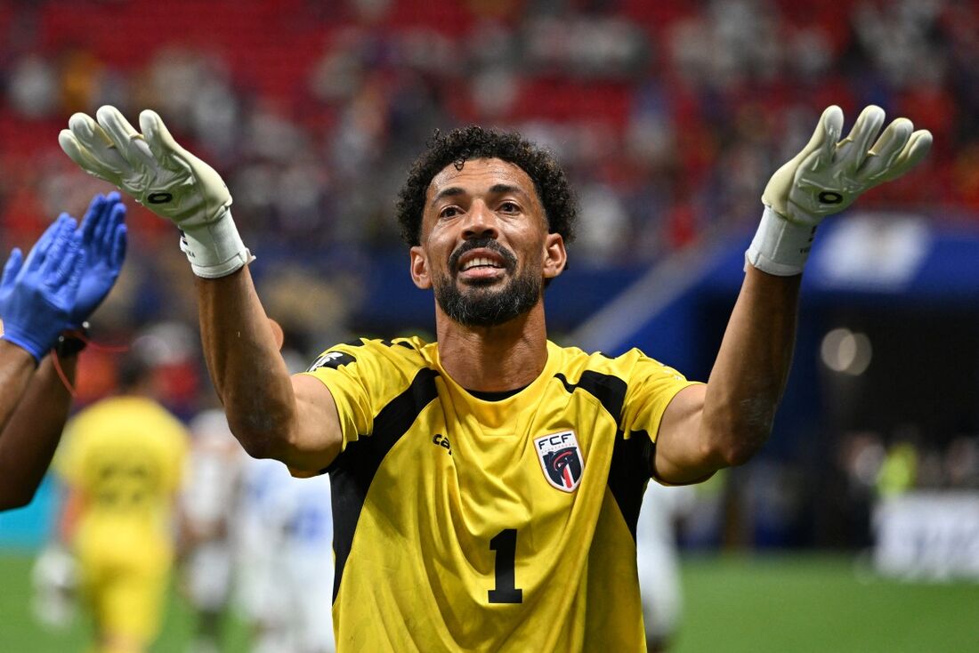 Vozinha EXPLODE nas Redes: Conheça o Goleiro que Virou Sensação na Copa do Mundo!