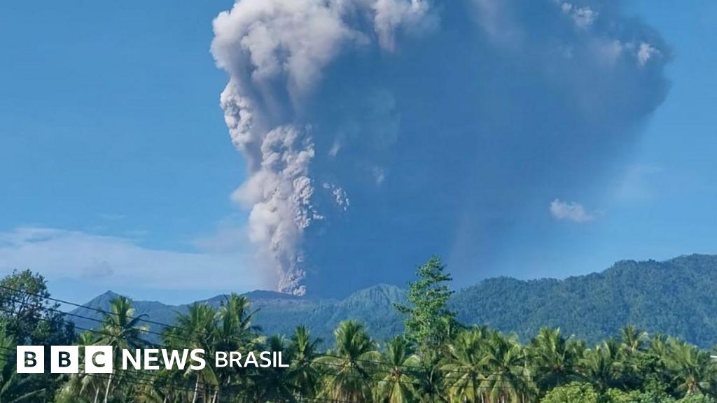 Vulcão em Erupção: Guia Sobreviveu à Catastrofe na Indonésia